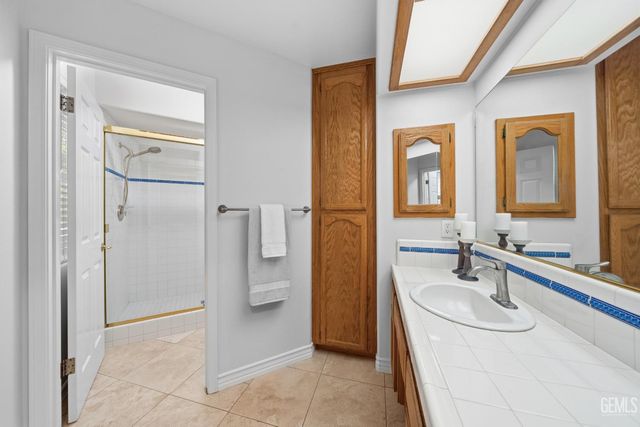 1009 Wealdshire Court, Bakersfield, CA 93311