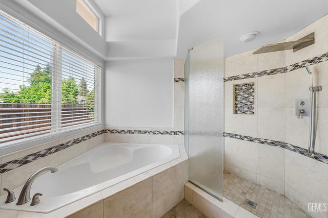 1009 Wealdshire Court, Bakersfield, CA 93311