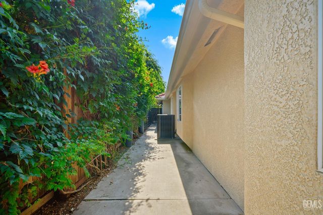1009 Wealdshire Court, Bakersfield, CA 93311