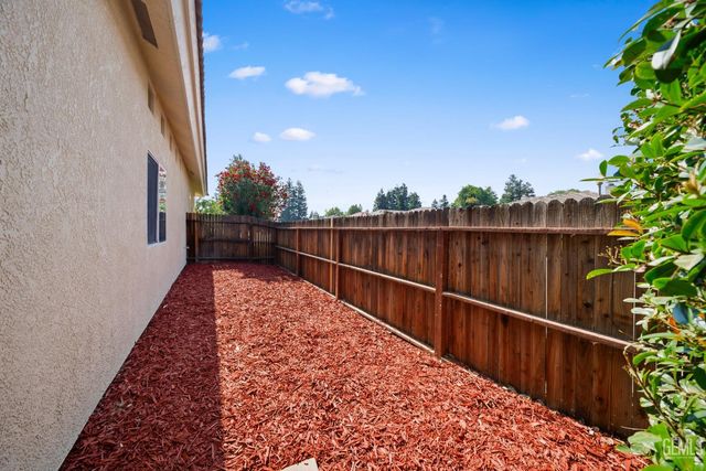 1009 Wealdshire Court, Bakersfield, CA 93311
