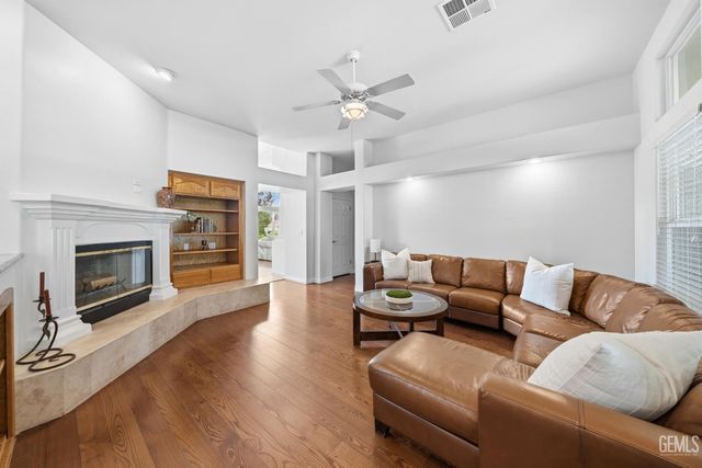 1009 Wealdshire Court, Bakersfield, CA 93311