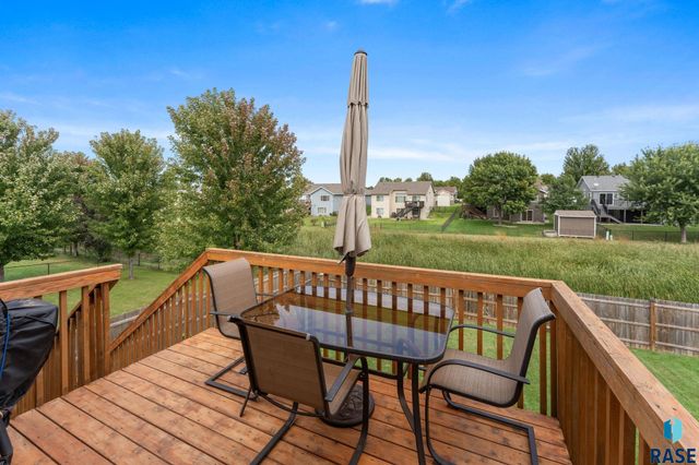 5604 W Oakcrest Dr Drive, Sioux Falls, SD 57107