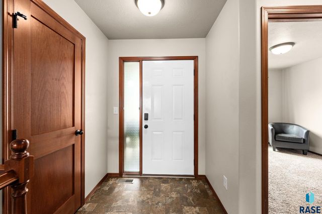 5604 W Oakcrest Dr Drive, Sioux Falls, SD 57107