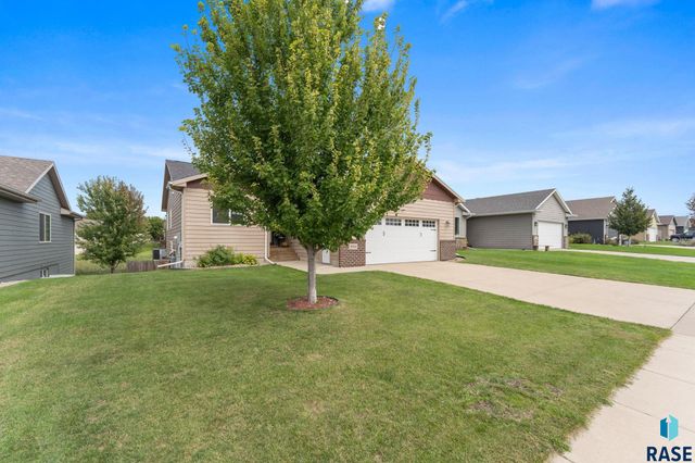 5604 W Oakcrest Dr Drive, Sioux Falls, SD 57107