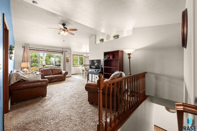 5604 W Oakcrest Dr Drive, Sioux Falls, SD 57107