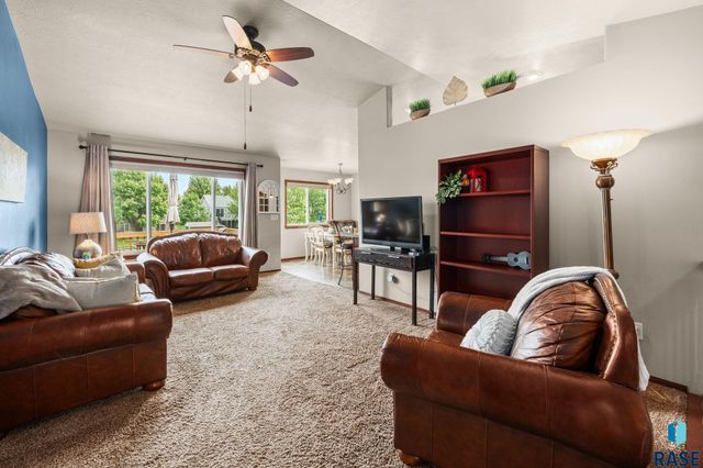 5604 W Oakcrest Dr Drive, Sioux Falls, SD 57107