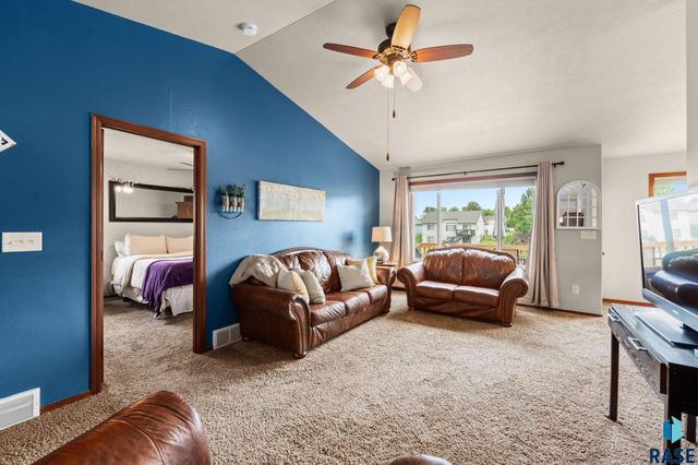 5604 W Oakcrest Dr Drive, Sioux Falls, SD 57107