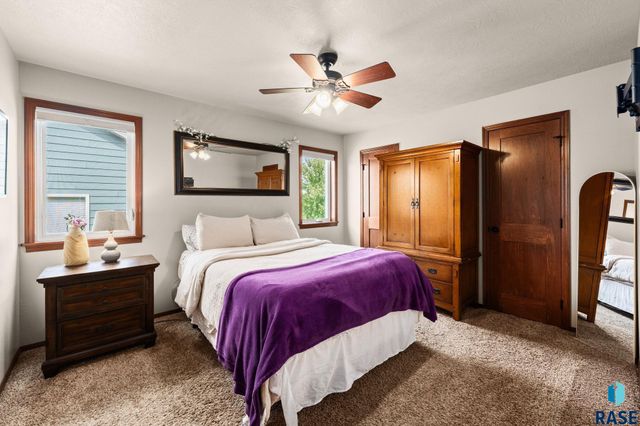 5604 W Oakcrest Dr Drive, Sioux Falls, SD 57107