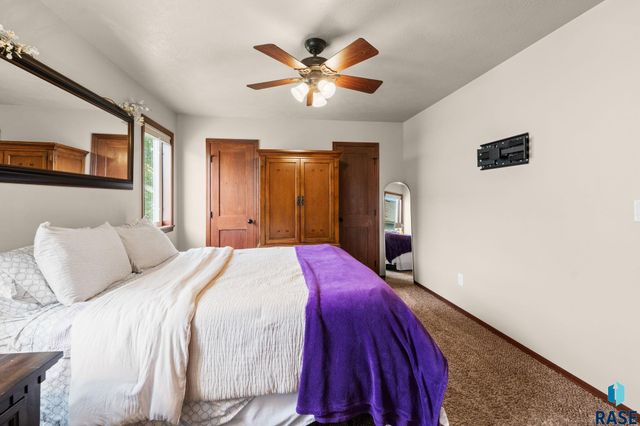 5604 W Oakcrest Dr Drive, Sioux Falls, SD 57107