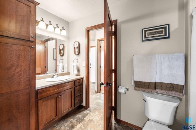 5604 W Oakcrest Dr Drive, Sioux Falls, SD 57107