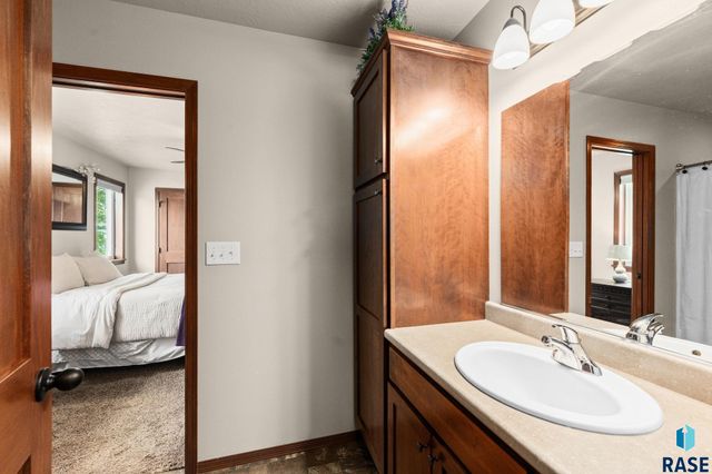 5604 W Oakcrest Dr Drive, Sioux Falls, SD 57107