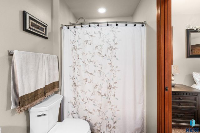 5604 W Oakcrest Dr Drive, Sioux Falls, SD 57107