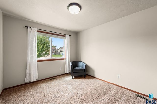 5604 W Oakcrest Dr Drive, Sioux Falls, SD 57107