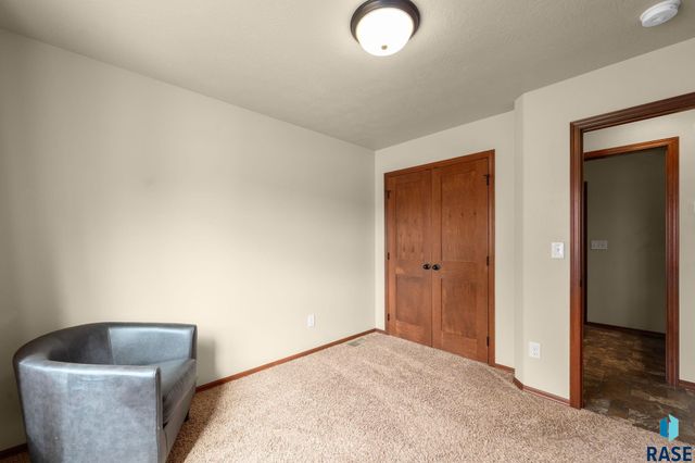 5604 W Oakcrest Dr Drive, Sioux Falls, SD 57107