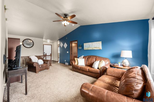5604 W Oakcrest Dr Drive, Sioux Falls, SD 57107