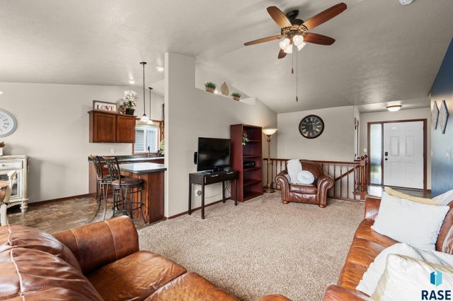 5604 W Oakcrest Dr Drive, Sioux Falls, SD 57107