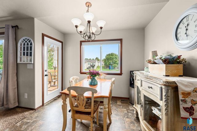 5604 W Oakcrest Dr Drive, Sioux Falls, SD 57107