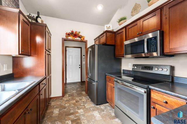 5604 W Oakcrest Dr Drive, Sioux Falls, SD 57107