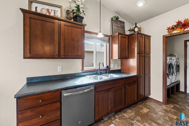 5604 W Oakcrest Dr Drive, Sioux Falls, SD 57107