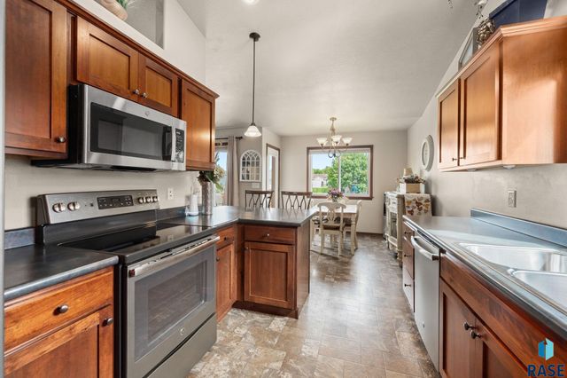 5604 W Oakcrest Dr Drive, Sioux Falls, SD 57107