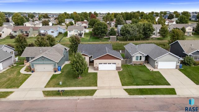 5604 W Oakcrest Dr Drive, Sioux Falls, SD 57107