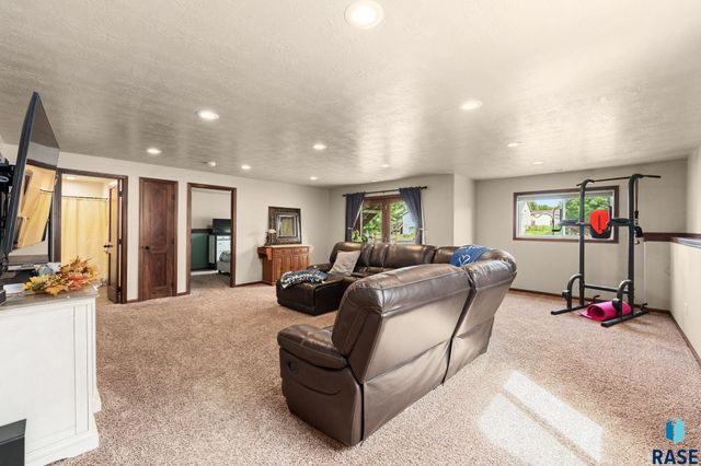 5604 W Oakcrest Dr Drive, Sioux Falls, SD 57107