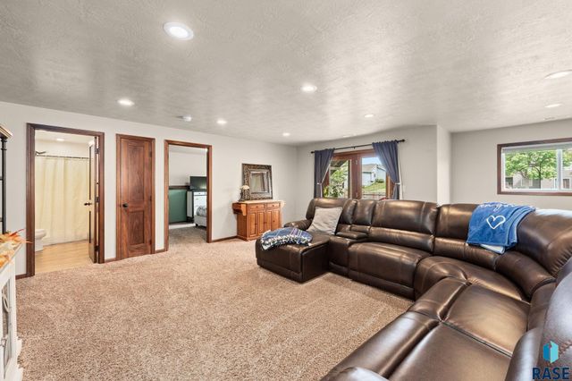 5604 W Oakcrest Dr Drive, Sioux Falls, SD 57107