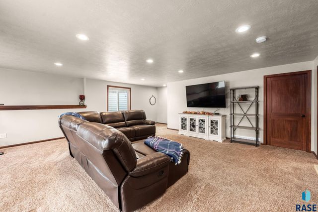 5604 W Oakcrest Dr Drive, Sioux Falls, SD 57107
