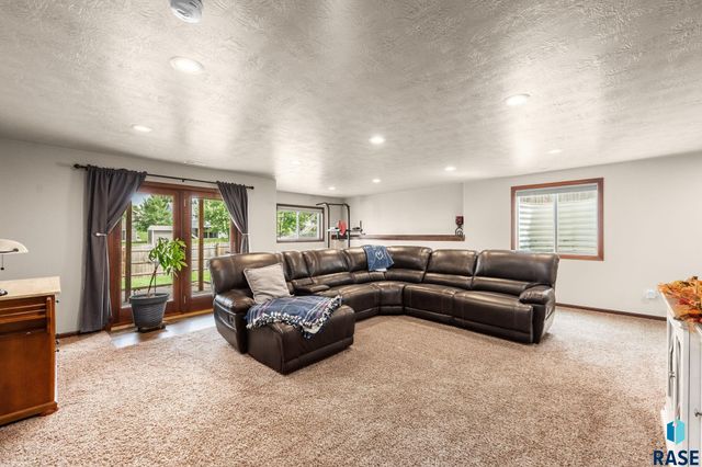 5604 W Oakcrest Dr Drive, Sioux Falls, SD 57107