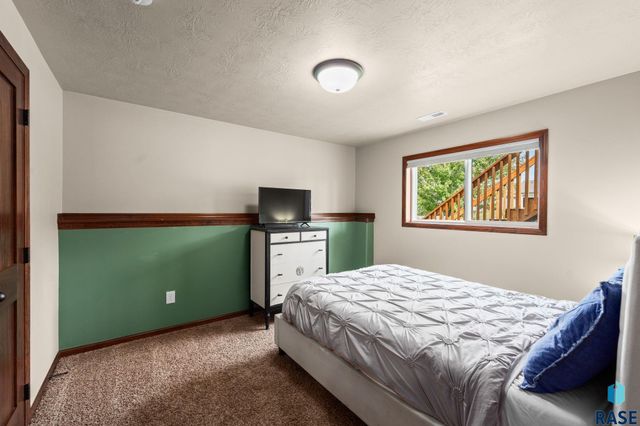 5604 W Oakcrest Dr Drive, Sioux Falls, SD 57107