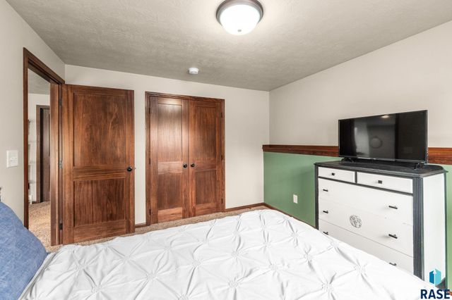 5604 W Oakcrest Dr Drive, Sioux Falls, SD 57107