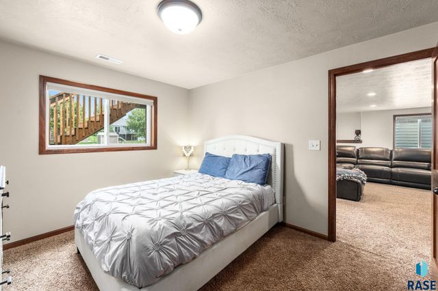 5604 W Oakcrest Dr Drive, Sioux Falls, SD 57107