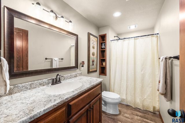 5604 W Oakcrest Dr Drive, Sioux Falls, SD 57107