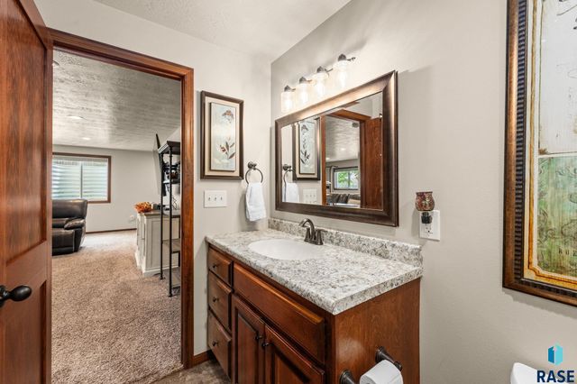 5604 W Oakcrest Dr Drive, Sioux Falls, SD 57107