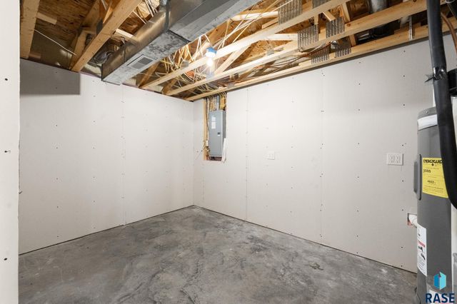 5604 W Oakcrest Dr Drive, Sioux Falls, SD 57107