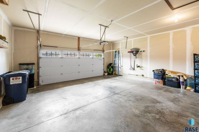 5604 W Oakcrest Dr Drive, Sioux Falls, SD 57107