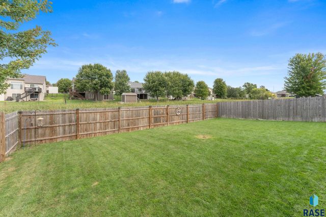 5604 W Oakcrest Dr Drive, Sioux Falls, SD 57107