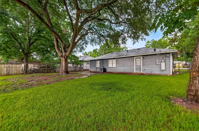 1115 Avenue E, Rosenberg, TX 77471