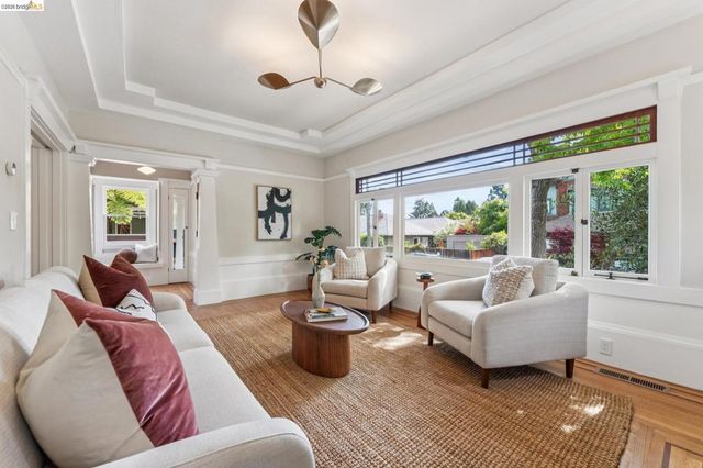 6004 Auburn Avenue, Oakland, CA 94618
