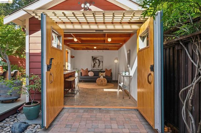 6004 Auburn Avenue, Oakland, CA 94618