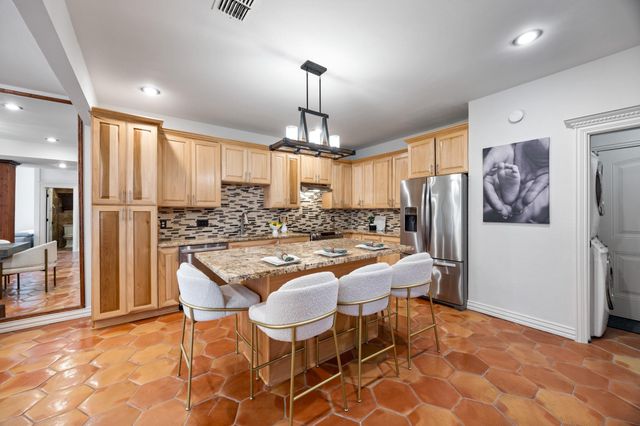 252 Sugarberry Circle, Houston, TX 77024