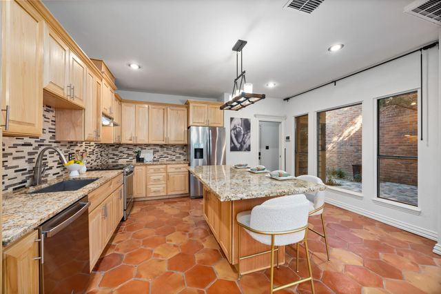 252 Sugarberry Circle, Houston, TX 77024