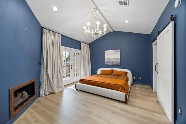 252 Sugarberry Circle, Houston, TX 77024