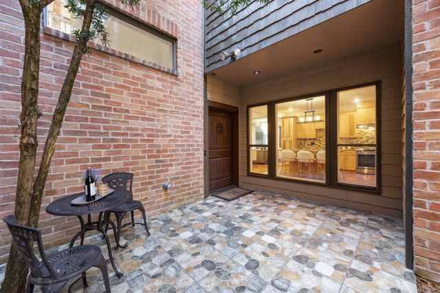 252 Sugarberry Circle, Houston, TX 77024