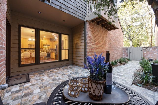 252 Sugarberry Circle, Houston, TX 77024