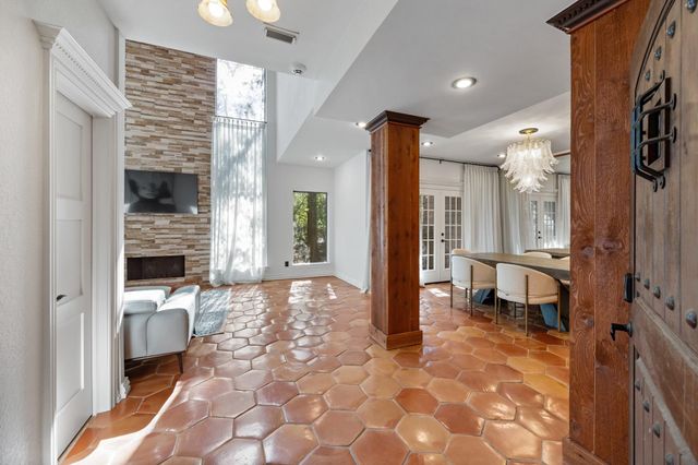 252 Sugarberry Circle, Houston, TX 77024