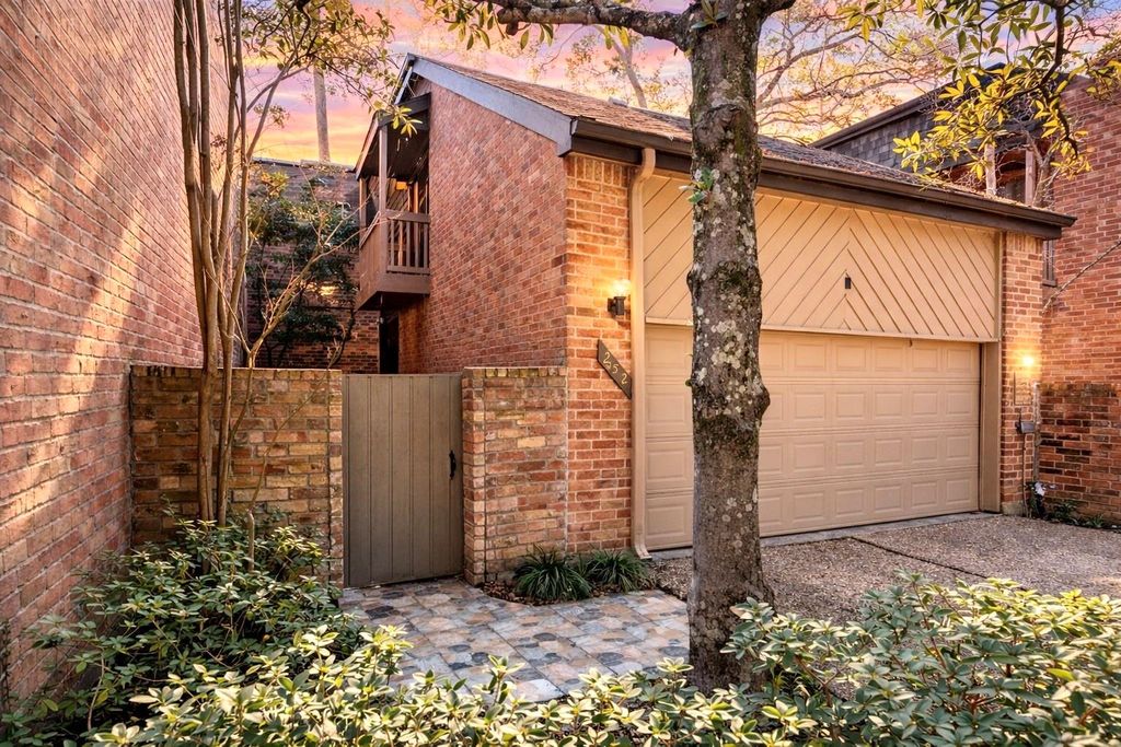 252 Sugarberry Circle, Houston, TX 77024
