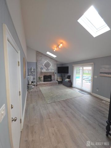16 Glynn Court, Parlin, NJ 08859