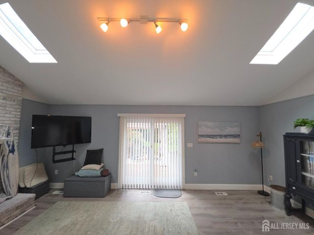 16 Glynn Court, Parlin, NJ 08859