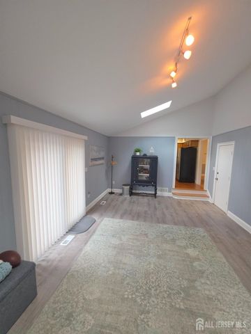 16 Glynn Court, Parlin, NJ 08859
